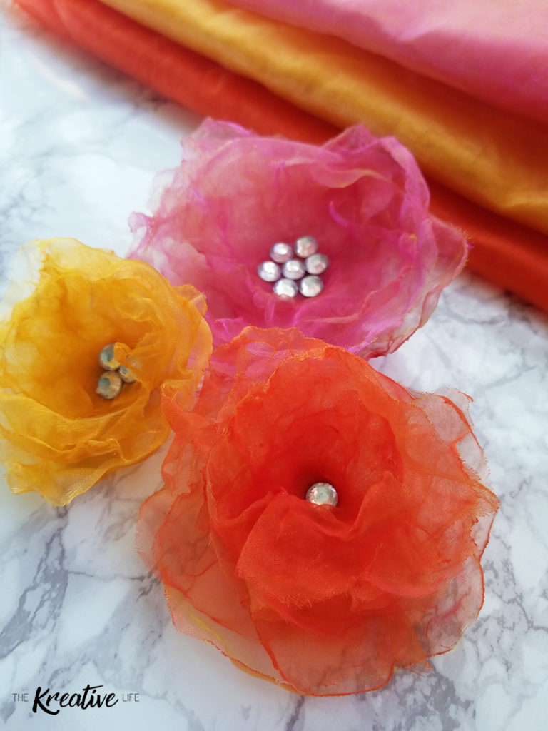 If you ever wanted to know how to make organza flower hair pins for weddings or bouquets this diy organza flower tutorial is perfect! - The Kreative Life